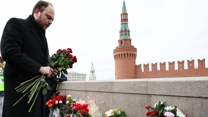 Russland: Russische Menschen könnten nur demonstrieren - was aber sehr gefährlich ist, sagt der oppositionelle Journalist Wladimir Kara-Mursa: Am Sonntag legte er Blumen an der Stelle ab, an der in Moskau vor sieben Jahre Putin-Gegner Boris Nemzow erschossen wurde.