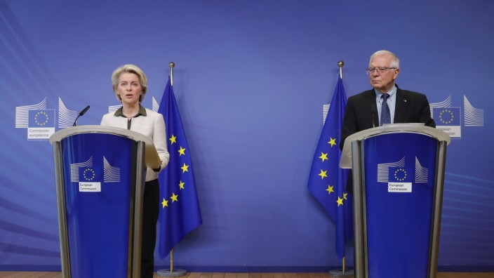 Maßnahmen gegen Russland: Eine "Zäsur" für die Gemeinschaft: Ursula von der Leyen, Präsidentin der Europäischen Kommission, und Josep Borrell, Hoher Vertreter für Außen- und Sicherheitspolitik am Sonntag in Brüssel.