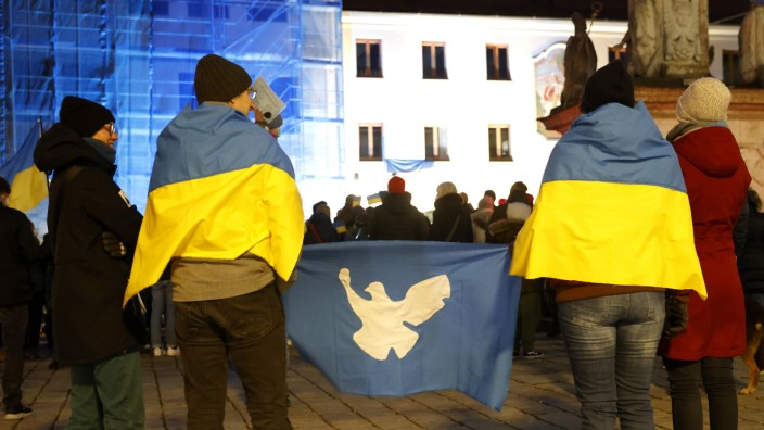 Ukraine-Mahnwache in Freising: Über 600 Menschen haben am Sonntag bei einer Mahnwache auf dem Freisinger Marienplatz für den Frieden in der Ukraine demonstriert.