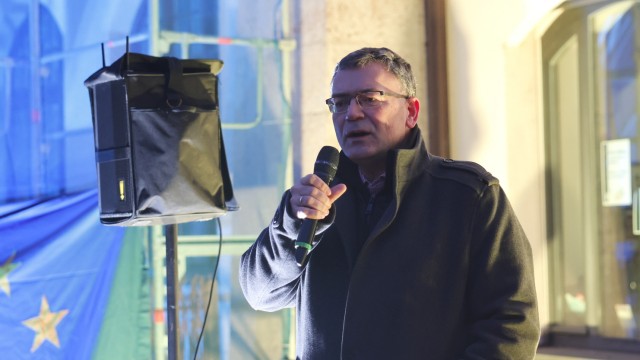 Ukraine-Mahnwache in Freising: Staatskanzleichef Florian Herrmann, CSU, nennt Putin einen Kriegsverbrecher