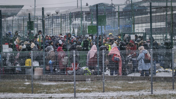 Krieg: Flüchtlinge aus der Ukraine - hier an der Grenze zu Polen - werden auch im Landkreis Fürstenfeldbruck erwartet.