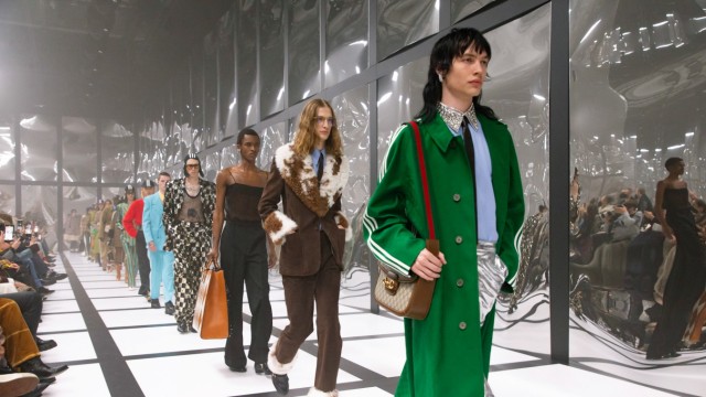 Fashion Week Mailand: Streifen auf Mänteln, Anzügen, Handschuhen - und sogar auf einem Ballkleid: Gucci kooperiert mit Adidas.