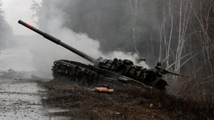 Anti-Panzer-Systeme: Entscheidende Hilfe: Ein von einer Panzerabwehr-Rakete getroffener russischer Panzer auf einer Straße in der Region bei Luhansk.