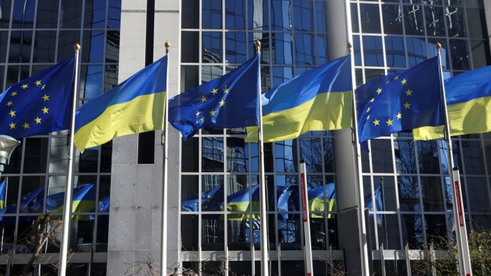 Europäische Union: Finanzkrieg, Waffenlieferungen und viel Solidarität: EU- und Ukraine-Flaggen vor dem Gebäude des Europäischen Parlaments in Brüssel am Montag.