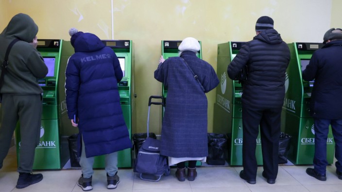 Russland: Geldautomaten in Moskau waren am Montag gut besucht.