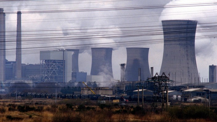 Energiepolitik: Rauchende Kühltürme eines Atomkraftwerks: Deutschland hatte nach der Reaktor-Katastrophe in Fukushima beschlossen, nach und nach aus der Kernenergie auszusteigen.