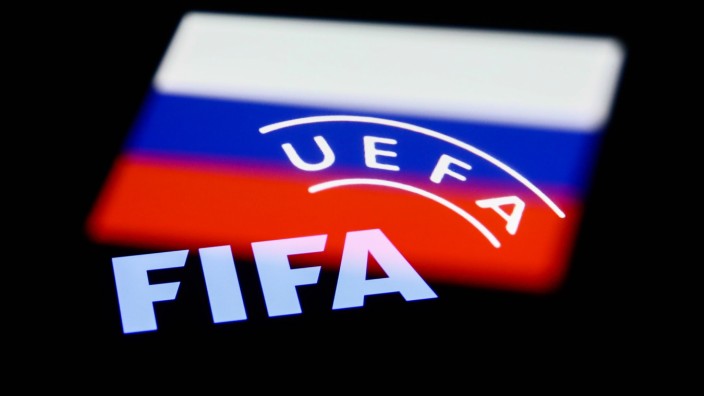 Sportpolitik: Die Uefa und die Fifa suspendieren Russland