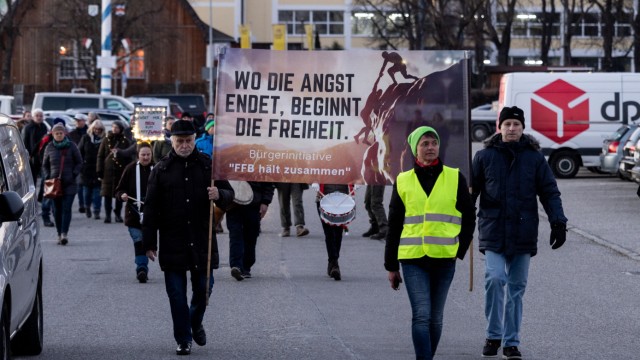 In Fürstenfeldbruck: "Wo die Angst endet, beginnt die Freiheit." Eine Parole, die die Gegner der Corona-Maßnahmen auch an diesem Montag vor sich hertragen.