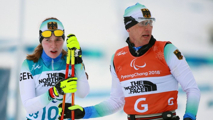 Paralympics: Clara Klug, hier mit Begleitläufer Martin Härtl nach ihrem 12,5-Kilometer-Rennen zu Bronze bei den Spielen in Pyeongchang, muss die Paralympics in Peking aus Verletzungsgründen absagen.