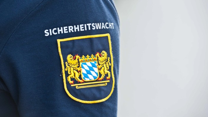 Stadtrat Erding: Dunkelblaues Polohemd mit dem bayerischen Staatswappen: So sieht die Uniform der Sicherheitswacht aus.