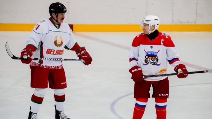 Putin und die Eishockey-WM: Biedermann und Brandstifter: Russlands Präsident Wladimir Putin (rechts) und sein weißrussischer Amtskollege Alexander Lukaschenko im Februar 2020 bei einem Eishockey-Freundschaftsspiel.