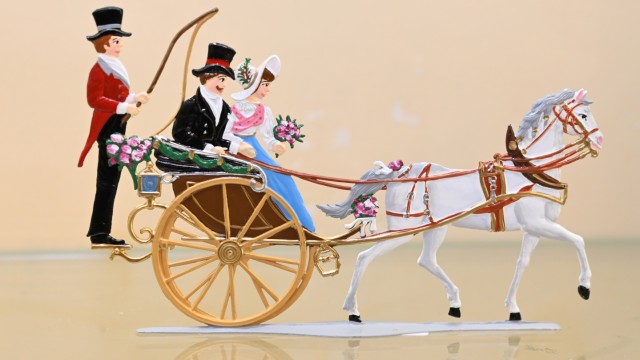Münchner Traditionsgeschäft gibt auf: Die meisten Zinnfiguren sind wundersam altmodisch und erzählen von vergangenen Zeiten: von Fahrten mit der Kutsche oder von Störchen, die Kinder bringen.