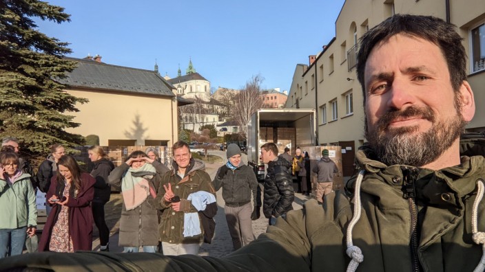 Krieg in der Ukraine: Andreas Rothenberger macht nach der Ankunft im polnischen Lublin ein Selfie mit den Helfern aus Fürstenfeldbruck.