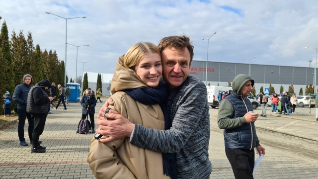 Flucht aus der Ukraine: Vladimir Ostash aus Pöcking empfängt die 16-jährige Natalie an der polnisch-ukrainischen Grenze. Bis dort hat es die Schülerin mit ihrer 43-jährigen Mutter auf der Flucht aus Lwiw im Bus geschafft.