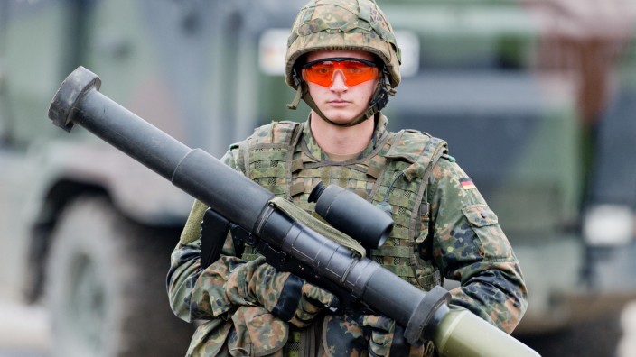 Bundeswehr: Bundeswehrsoldat mit Panzerfaust. Für Wehrpflichtige ist die Bundeswehr nicht mehr aufgestellt.