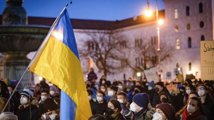 8. Mai: Im Zeichen von Blau und Gelb: Am 28. Februar 2022 versammelten sich Menschen in München, um gegen den russischen Angriffskrieg gegen die Ukraine zu demonstrieren. Diese Fahnen sollen erlaubt bleiben - was aber ist mit den russischen und sowjetischen?
