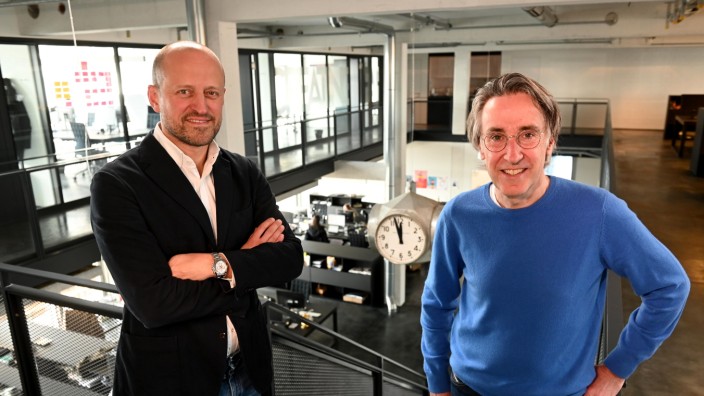 Wirtschaft in München: Chef und Co-Chef: Das Duo Martin Schnaack (r.) und Marc Schumacher führt die Agenturgruppe Avantgarde, die zum Beispiel für Audi den Pavillon entworfen und realisiert hat, der während der IAA Mobility auf dem Wittelsbacherplatz stand.
