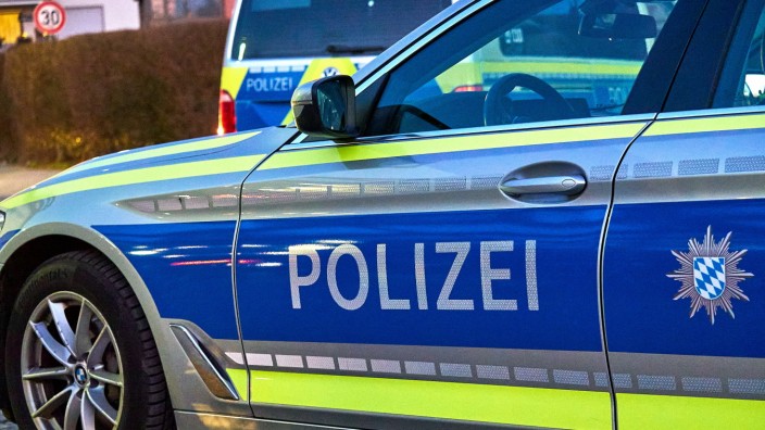 Polizei Bad Tölz: Die Polizei warnt vor Betrügern. Echte Polizisten rufen nie unter der 110 bei Leuten an und fordern Bargeld.