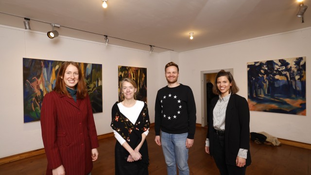 Kunst und Musik: Lukas Maier mit den Künstlerinnen Laura Mayer, Sallie McIlheran und Tanja Riebel (von links).