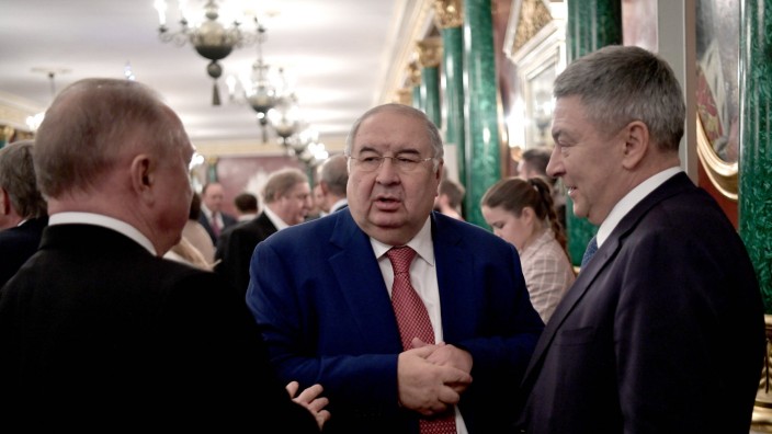 Krieg in der Ukraine: Der Oligarch Alisher Usmanov Ende 2019 vor einem Treffen des Präsidenten Wladimir Putin mit russischen Geschäftsleuten im Moskauer Kreml.
