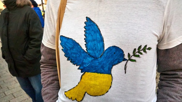 Ukraine-Krieg: Eine Friedenstaube in ukrainischen Nationalfarben - gesehen bei einem Teilnehmer einer Kundgebung gegen den Krieg am Montagabend in Grafing.