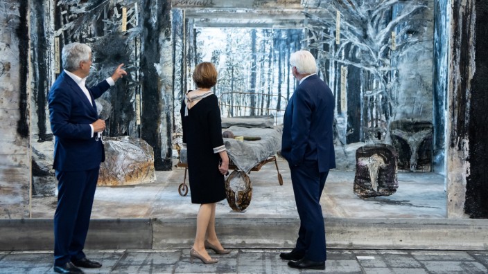 Kultur und Putins Krieg in der Ukraine: Bundespräsident Frank-Walter Steinmeier und seine Frau Elke Büdenbender mit Walter Smerling (l.) bei der Eröffnung der Ausstellung 'Diversity United' im Juni 2021.