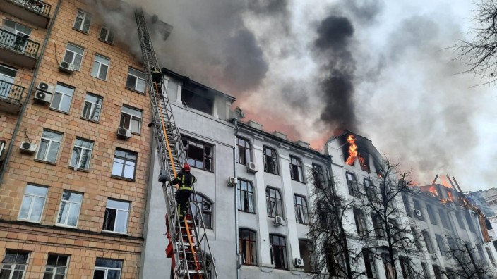 Krieg in der Ukraine: Brennendes Wohnhaus in Charkiw