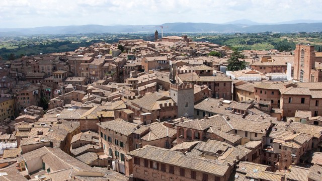 Historie: Das mittelalterliche Siena lebt auch in der Gegenwart weiter: Blick auf den Palazzo Chigi Saracini (Mitte).