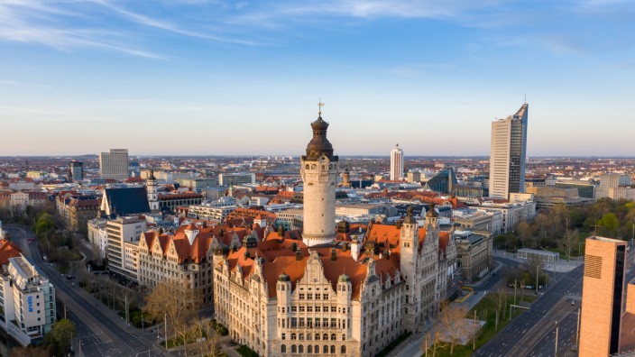 Leipzig: Blick auf die Innenstadt von Leipzig mit Rathaus und Probsteikirche. Die Stadt wächst schneller als alle westdeutschen Gemeinden dieser Größe.