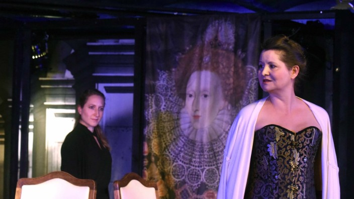 Hoftheater Bergkirchen: In Schillers Drama "Maria Stuart" spielen Sarah Giebel und Janet Bens die Hauptrollen.