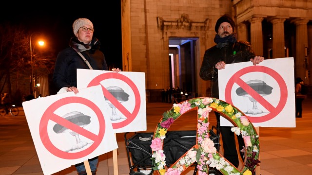 Demo gegen Krieg in der Ukraine: Martina Bonertz und Alpan Önder.