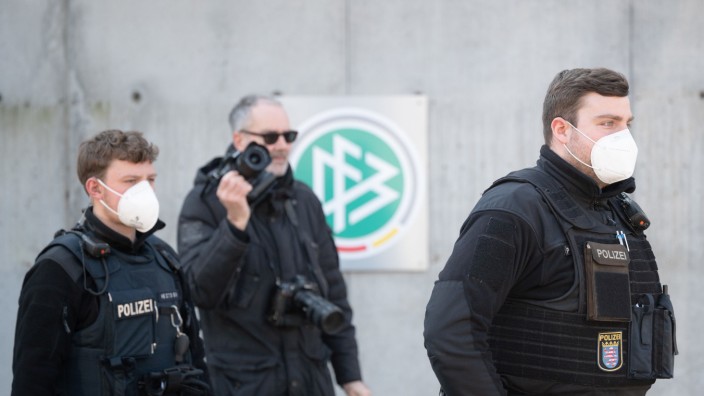 DFB: Im Fokus von Kameras und Ermittlern: Polizeibeamte treffen am Donnerstag vor der Zentrale des Deutschen Fußball-Bundes zu einer Razzia ein.