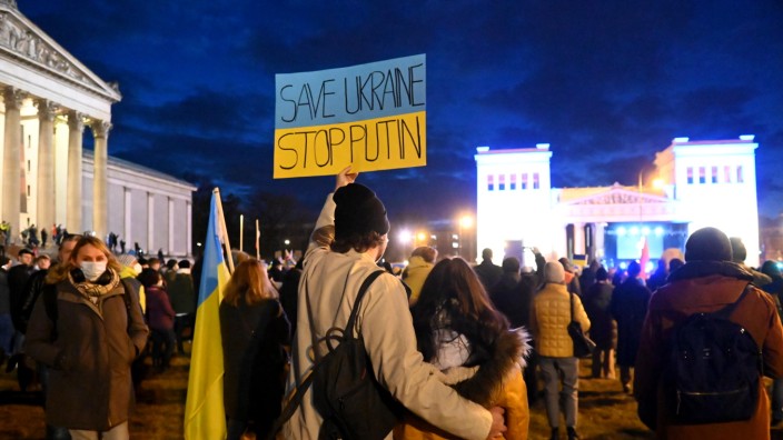 Demo auf dem Königsplatz: 45000 Menschen kamen zusammen, um Zeichen zu setzen gegen das Morden in der Ukraine.