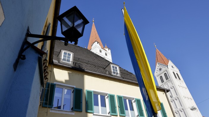 Bauen in Moosburg: CSU-Fraktionssprecher Rudolf Heinz hat in der Moosburger Innenstadt einige noch nicht ausgebaute Dachgeschosse identifiziert, in denen seiner Schätzung nach 25 bis 50 Wohnungen realisiert werden könnten.