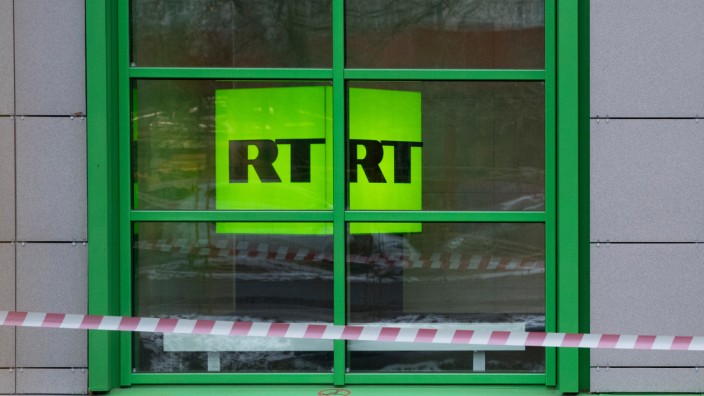Russischer Sender "RT DE": Das Logo des staatlichen russischen TV-Senders "Russia Today" (RT) im Fenster eines Büros des Senders.