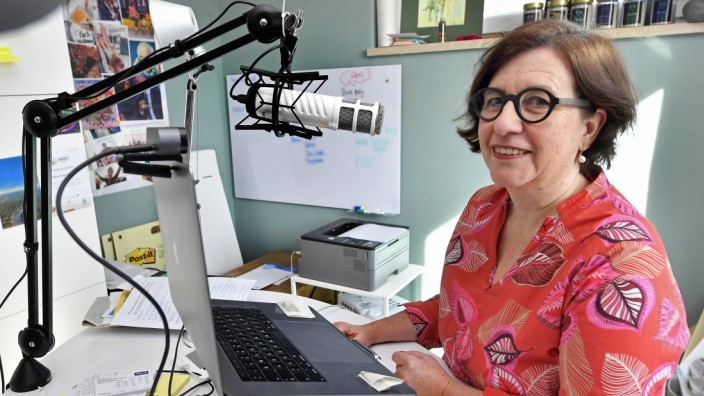 Podcast zu Schulstress: Aufnahme, fertig, los: Petra Trautwein in ihrem Gautinger Büro. Hier spricht sie für die wöchentlichen Podcastfolgen ins Mikro.