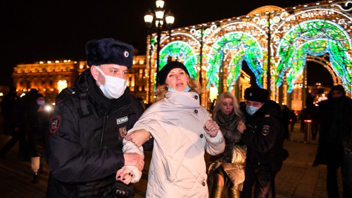 Ukraine: Zwei russische Antikriegsdemonstrantinnen werden in Moskau abgeführt. Dass Putin Freiheit und Demokratie verachtet, hat er im eigenen Land seit Jahrzehnten bewiesen.
