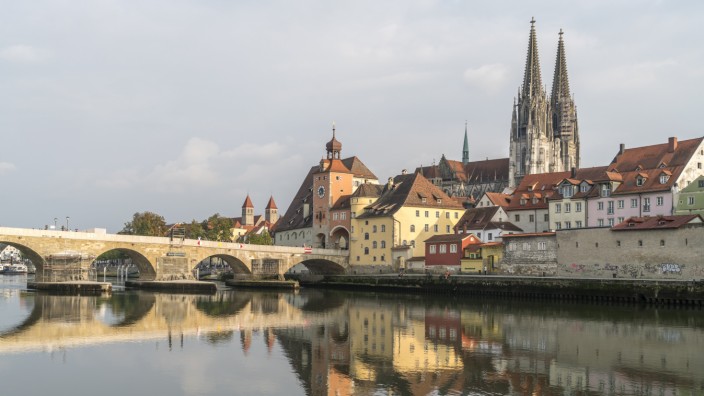 Krieg in der Ukraine: Wie lange braucht Europa, um wieder im Frieden anzukommen? Die Steinerne Brücke über der Donau in Regensburg.