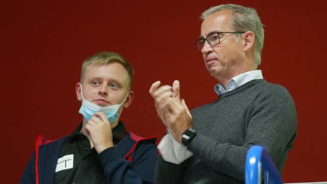 Tischtennis: Neu-Ulms Klubchef Florian Ebner (rechts) macht sich große Sorgen um seinen jungen ukrainischen Teammanager Oleksandr Orlov.