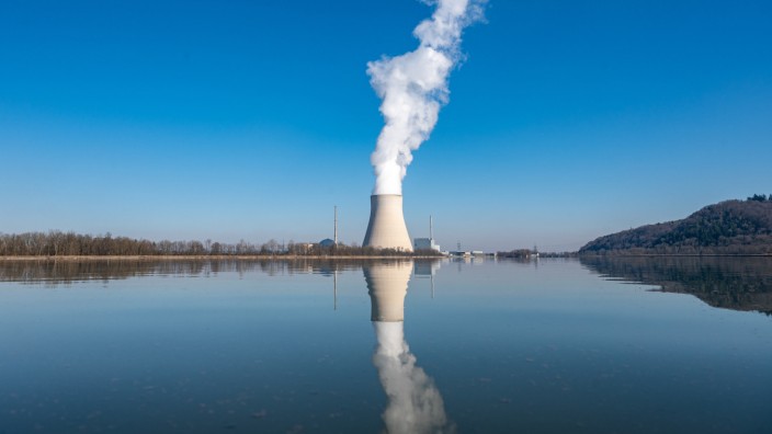 Gaskrise: Schön weiter laufen lassen: Die Staatsregierung will das Atomkraftwerk Isar 2 nun doch nicht abschalten.