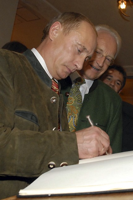 Aying: Wladimir Putin trägt sich im Jahr 2006 im Beisein des damaligen Ministerpräsidenten Edmund Stoiber in das Goldene Buch der Gemeinde Aying ein.