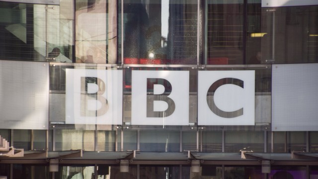 Großbritannien: Das Logo des Senders BBC am Eingang der Sendeanstalt in London.