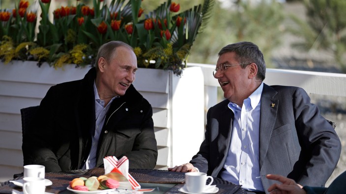 Sport und Krieg: Jahrelang eng an Putins Seite: der deutsche IOC-Präsident Thomas Bach (rechts), hier bei den Winterspielen 2014 in Sotschi. Kurz darauf marschierte Russland auf der Krim ein.