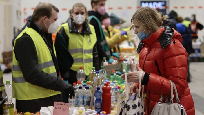 Krieg in der Ukraine: Am Berliner Hauptbahnhof kommen mittlerweile täglich bis zu 10 000 Menschen aus der Ukraine an. Sie werden von freiwilligen Helfern versorgt.