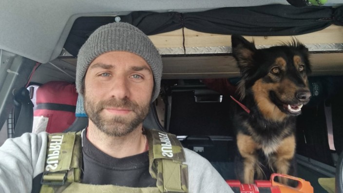 Krieg in der Ukraine: Der Neubiberger Robin Hertschek mit seinem Hund in seinem Landrover, mit dem er nach Polen und in die Ukraine gefahren ist, um zu helfen.