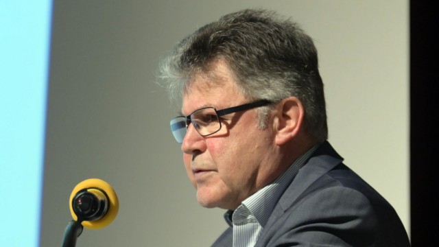Kommunalpolitik: Nach geltendem Recht dürfte Putzbrunns Rathauschef Edwin Klostermeier (SPD) bei der Bürgermeisterwahl im März 2023 nicht noch einmal antreten.