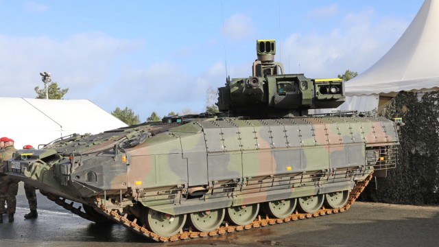 Waffen: Der Schützenpanzer "Puma", fotografiert beim Dienstantrittsbesuch von Bundesverteidigungsministerin Christine Lambrecht im Februar 2022.