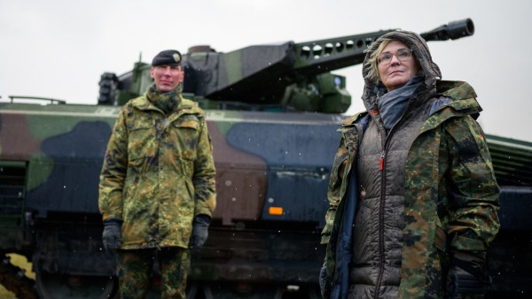 Verteidigungsministerin besucht Panzerlehrbrigade 9