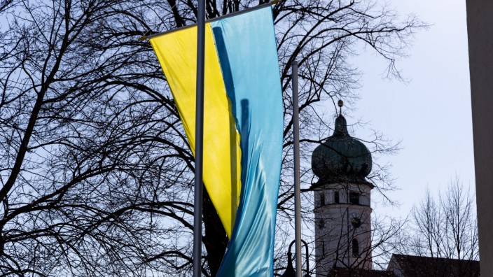 Flüchtlinge aus der Ukraine: Verbunden: Vor dem Rathaus Eichenau weht die ukrainische Flagge.
