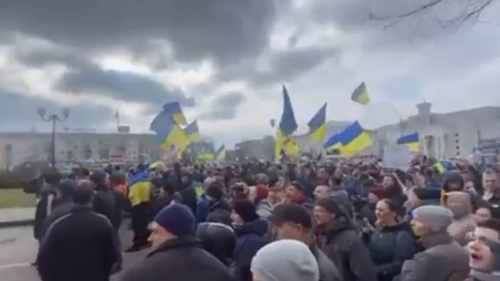 Ziviler Widerstand in der Ukraine: Hunderte protestieren gegen die Invasoren auf dem Platz des Friedens in Cherson.
